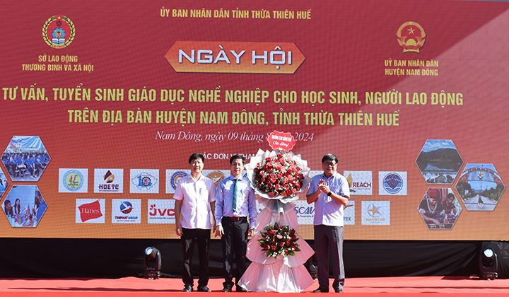 Tặng hoa chúc mừng khai mạc Ngày hội